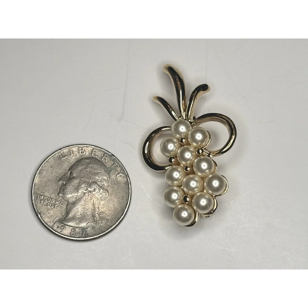 Vintage Gold Plated Pineapple Brooch with Faux Pearls